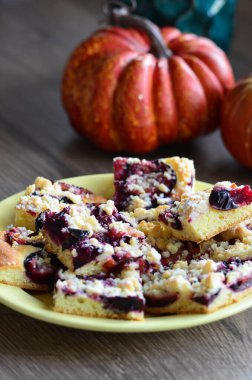 Böğürtlenli ve fındıklı ev yapımı balkabağı turtası.