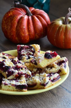 Krem peynirli kabak tartı, kızılcık ve tarçın.