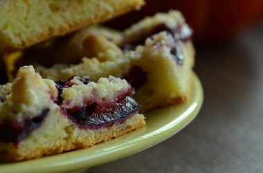 Erikli taze ev yapımı kek.