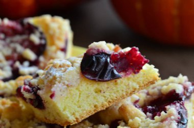 Masada böğürtlenli ev yapımı turta.