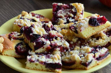 Üzümlü ve kızılcıklı ev yapımı kek.