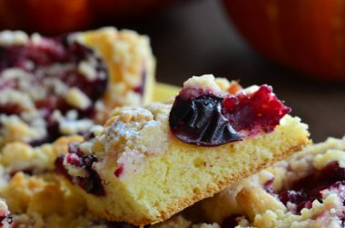 Masada böğürtlenli ev yapımı turta.