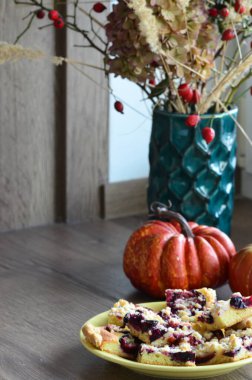 Sonbahar arkaplanı, balkabağı, elma ve tarçın siyah ahşap arka planda