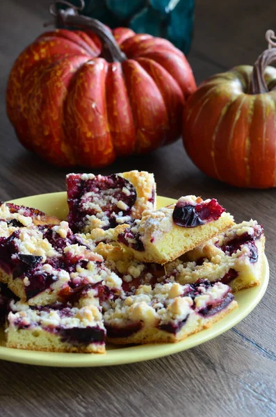 Krem peynirli kabak tartı, kızılcık ve tarçın.