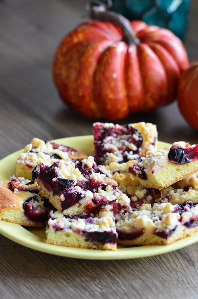 Çikolata ve yaban mersinli ev yapımı balkabaklı krep.