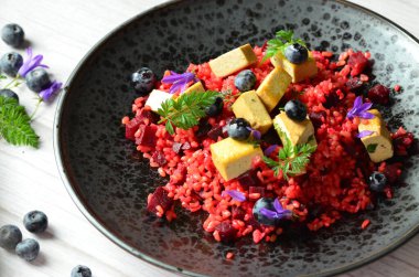 Lezzetli sütlaç ve renkli böğürtlen tabağı