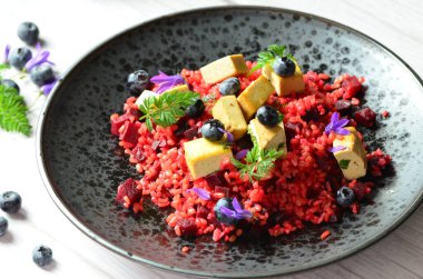 Böğürtlen salatalı lezzetli pirinç ve beyaz tabakta taze nane.