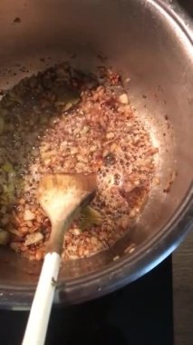 Gulaş, karaciğer, omuz ve kalp parçalı yahni, geleneksel Çek kasabı kebabı, tahta bir masada siyah bir tabakta yemek servisi, yiyecek arka planı, yakın görüş.