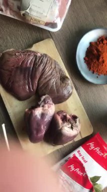 Gulaş, karaciğer, omuz ve kalp parçalı yahni, geleneksel Çek kasabı kebabı, tahta bir masada siyah bir tabakta yemek servisi, yiyecek arka planı, yakın görüş.