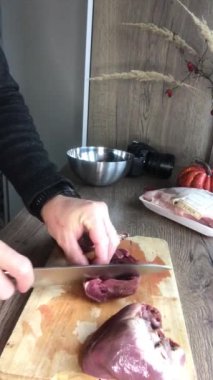 Gulaş, karaciğer, omuz ve kalp parçalı yahni, geleneksel Çek kasabı kebabı, tahta bir masada siyah bir tabakta yemek servisi, yiyecek arka planı, yakın görüş.