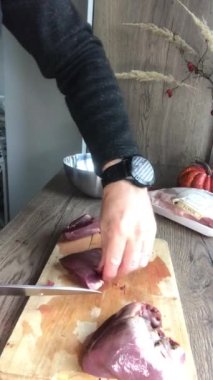 Gulaş, karaciğer, omuz ve kalp parçalı yahni, geleneksel Çek kasabı kebabı, tahta bir masada siyah bir tabakta yemek servisi, yiyecek arka planı, yakın görüş.