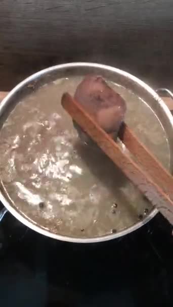 传统的捷克肉片 放在木制桌子上的黑色盘子里 食物背景 — 图库视频影像