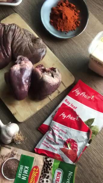 Gulasz Lub Ragout Kawałkami Mięsa Wątroby Barku Serca Tradycyjny Czeski — Wideo stockowe