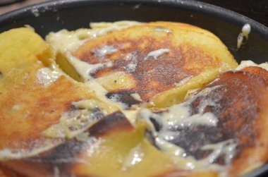 Bir tavada tereyağı ile Pancakes