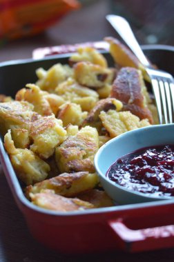 Geleneksel Avusturya tatlısı, KAISERSCHMARRN: bir tavada pişirildi