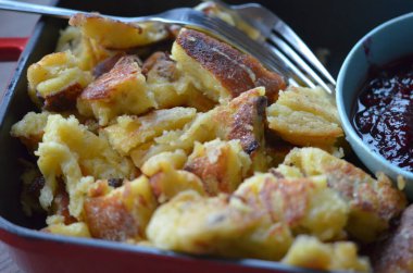 Geleneksel Avusturya tatlısı, KAISERSCHMARRN: bir tavada pişirildi