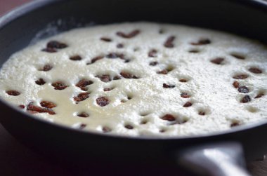 Bir tepsi dolusu çikolatalı gözlemenin dikey görüntüsü.