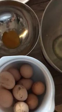 Beyaz bir tabak ve bardakla yakın çekim bir tava.