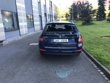 Kırık camlı bir araba kazası