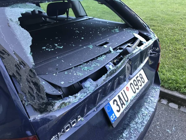 Yoldaki kazadan sonra araba kazası, araba kazası, otopark.