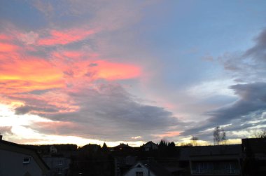 Bulutlu ve güneşli gün batımı.