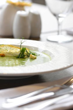 Yabani sarımsak veya ıspanak çorbası ile servis edilir.