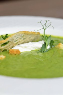 Yabani sarımsak veya ıspanak çorbası ile servis edilir.