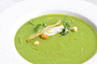 Yabani sarımsak veya ıspanak çorbası ile servis edilir.