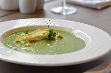 Yabani sarımsak veya ıspanak çorbası ile servis edilir.