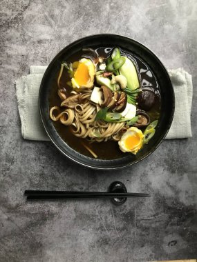 Kasede Asya eriştesi var.