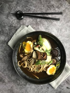 Yakın plan. Masada sebzeli Asya eriştesi.