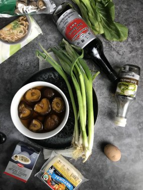 Lezzetli Asya yemeklerinin yakın görüntüsü