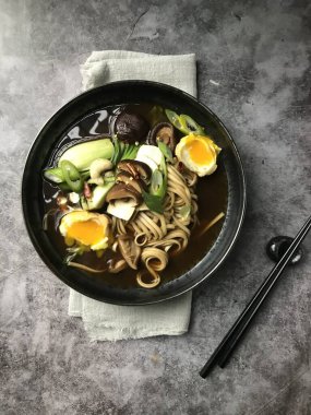 Asya yemekleri, yumurtalı ramen.