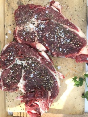 Baharatlı çiğ biftek yakın.