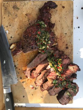 Baharatlı ve sebzeli ızgara et.