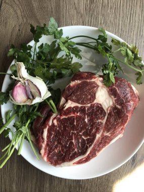 otlar ve baharatlar ham sığır eti biftek