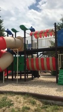 Bahçedeki oyun parkı