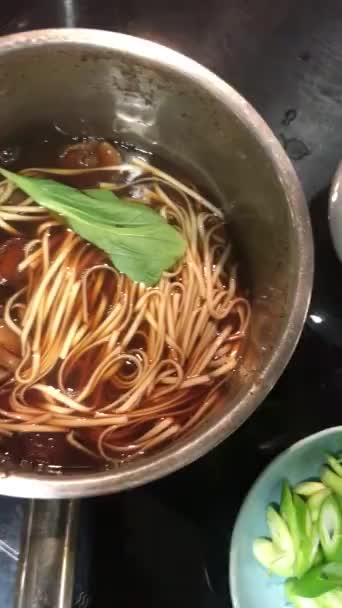鍋で韓国麺を調理する — ストック動画