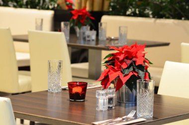 Avrupa restoranında Noel süslemeleri