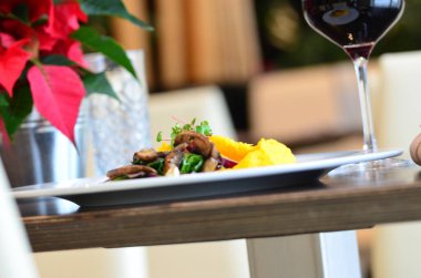 Orta boy biftek, restoranın arka planında Noel atmosferi.