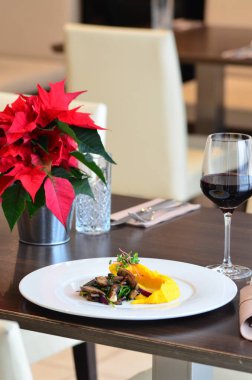 Orta boy biftek, restoranın arka planında Noel atmosferi.