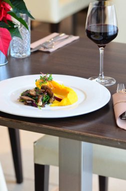 Orta boy biftek, restoranın arka planında Noel atmosferi.