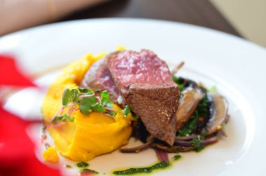 Orta boy biftek, restoranın arka planında Noel atmosferi.