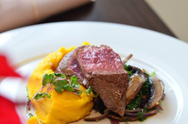 Orta boy biftek, restoranın arka planında Noel atmosferi.