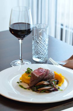 Orta boy biftek, restoranın arka planında Noel atmosferi.