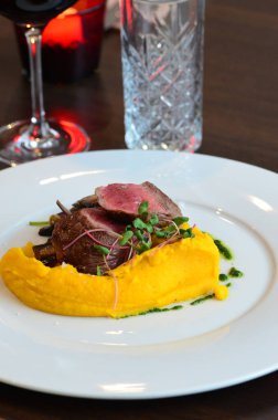 Patates püresi ve sebzeli biftek.