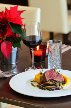 Restoranda beyaz bir tabakta mantar soslu biftek fileto.