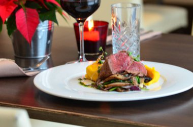 Restoranda beyaz bir tabakta mantar soslu biftek fileto.