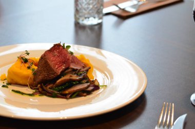 Kızarmış ördek göğsü, patates ve mantarlı.