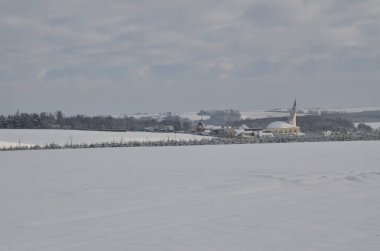 Kışın kilisesi olan güzel bir kır manzarası.